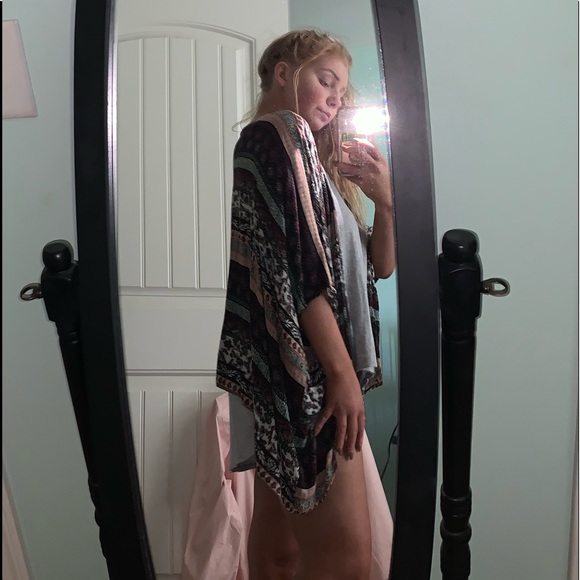 ⭐️patterned kimono⭐️ - Picture 2 of 5